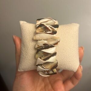 Long shell stretch bracelet